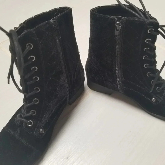G by Guess Black Velvet Quilted  Combat Boots 6 - Picture 15 of 15